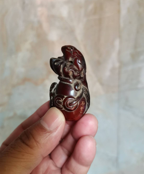 古玩雜項(特價)清晚期精品琥珀雕袋鼠錢掛件拍賣,當前價格980元