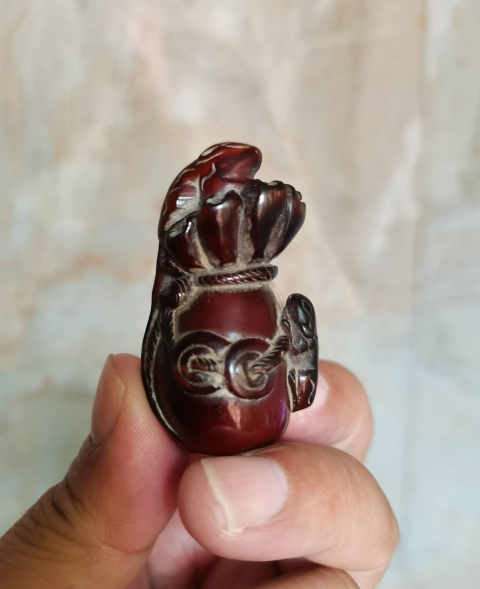 古玩雜項(特價)清晚期精品琥珀雕袋鼠錢掛件拍賣,當前價格980元