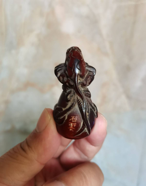 古玩雜項(特價)清晚期精品琥珀雕袋鼠錢掛件拍賣,當前價格980元