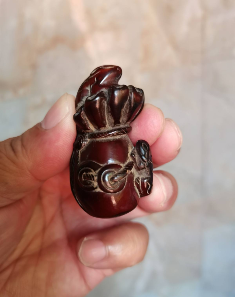 古玩雜項(特價)清晚期精品琥珀雕袋鼠錢掛件拍賣,當前價格980元