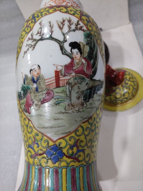 古玩陶瓷民國乾隆年制款三娘教子圖粉彩雞腿蓋瓶拍賣,當前價格5888元