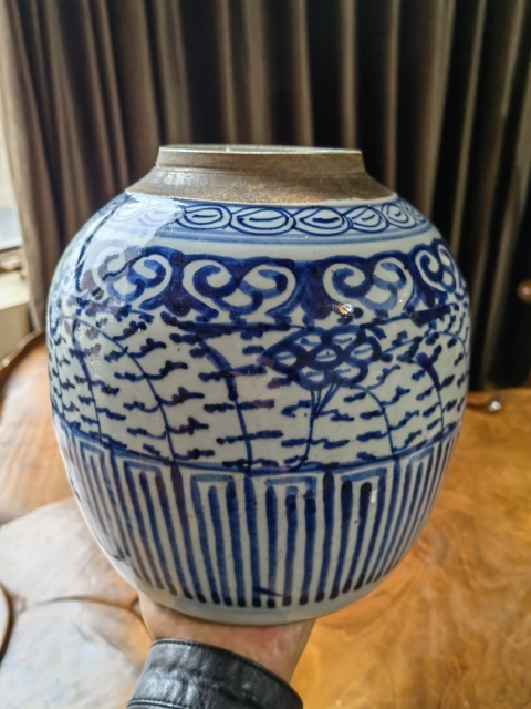 古玩陶瓷清代中期纏枝花卉紋青花罐拍賣,當前價格900元