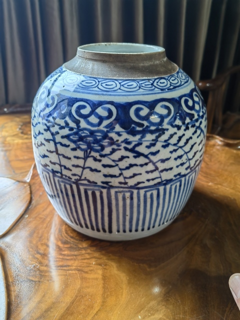 古玩陶瓷清代中期纏枝花卉紋青花罐拍賣,當前價格900元