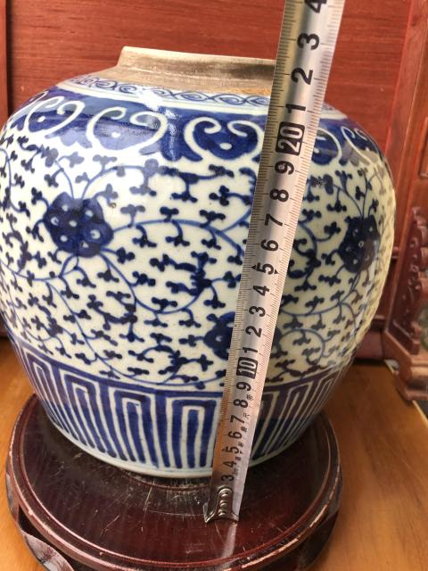 古玩陶瓷清中期纏枝花卉紋青花罐拍賣,當前價格1000元