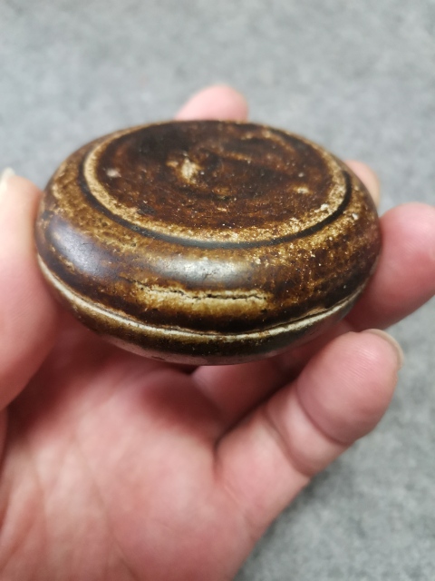 古玩陶瓷南宋吉州窯醬釉粉盒拍賣,當前價格1600元