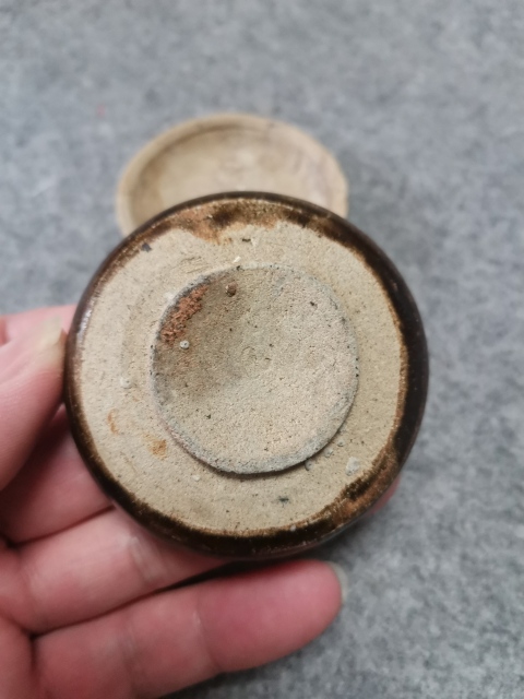 古玩陶瓷南宋吉州窯醬釉粉盒拍賣,當前價格1600元