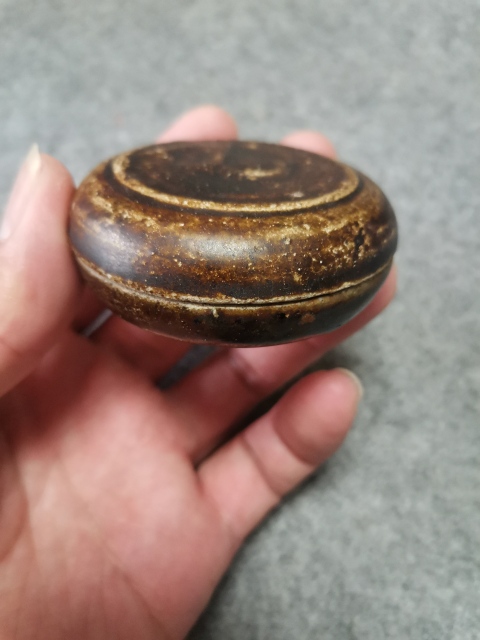 古玩陶瓷南宋吉州窯醬釉粉盒拍賣,當前價格1600元