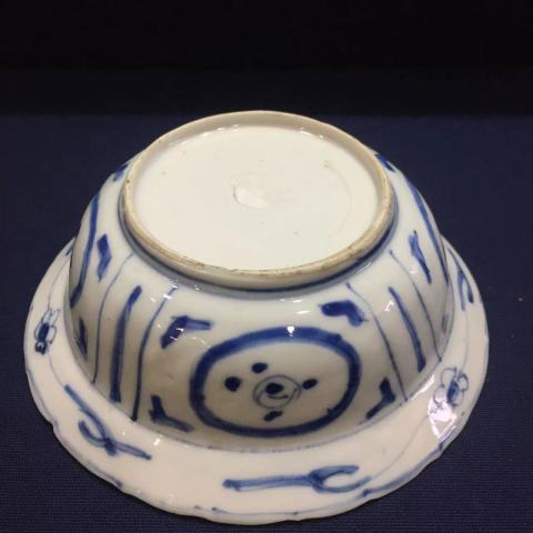 古玩陶瓷青花瓜棱花卉蟲草紋克拉克折腰小盤拍賣,當前價格6000元