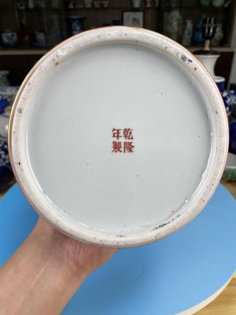 古玩陶瓷晚清民國 描真金紅地粉彩開光麻姑獻壽圖觀音瓶拍賣,當前價格5600元