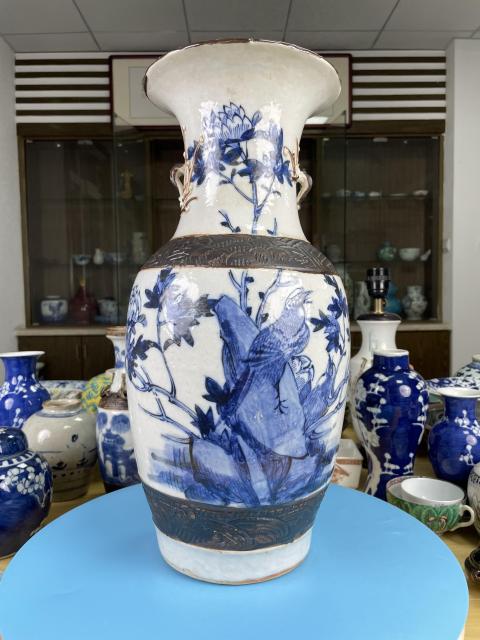 古玩陶瓷清中期 精品青花哥釉地鐵銹釉花鳥紋梅耳撇口瓶拍賣，當前價格5200元