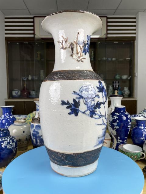 古玩陶瓷清中期 精品青花哥釉地鐵銹釉花鳥紋梅耳撇口瓶拍賣，當前價格5200元