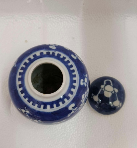 古玩陶瓷【望月樓】清晚期青花留白冰梅紋蓋罐拍賣(mài),當(dāng)前價(jià)格1500元