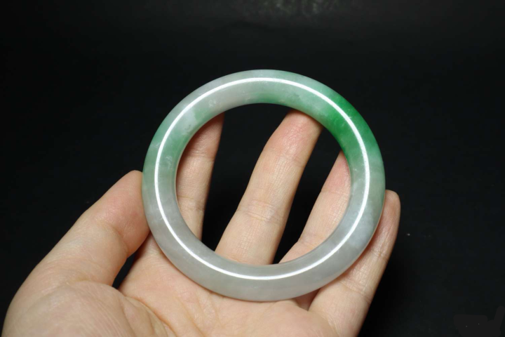 古玩玉器老翡翠手鐲拍賣，當(dāng)前價格25000元