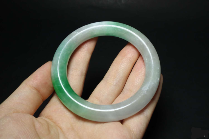 古玩玉器老翡翠手鐲拍賣，當(dāng)前價格25000元