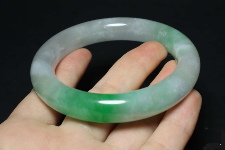 古玩玉器老翡翠手鐲拍賣，當(dāng)前價格25000元