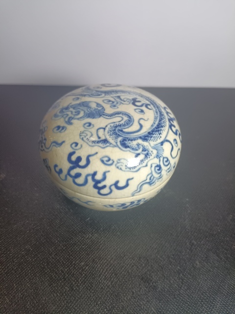 古玩陶瓷清中晚煨瓷青花香草龍紋粉盒拍賣，當前價格28000元