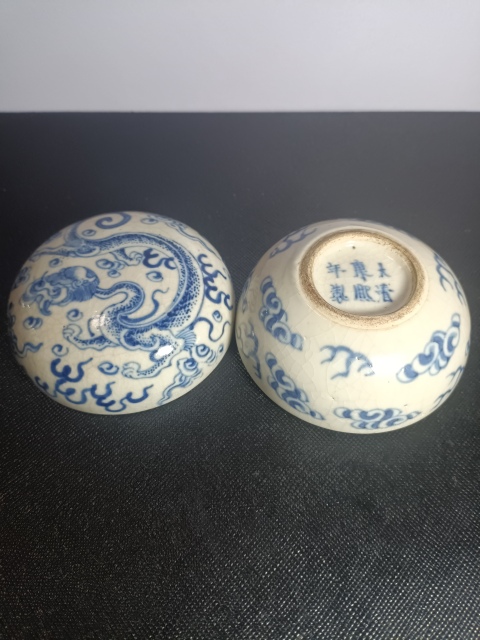 古玩陶瓷清中晚煨瓷青花香草龍紋粉盒拍賣，當前價格28000元