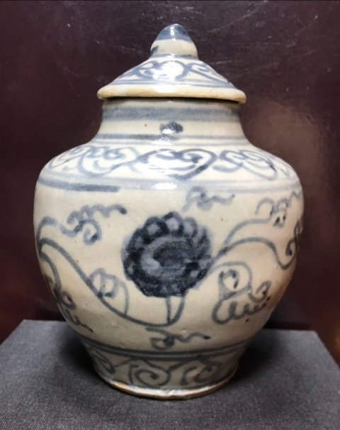 域鉴古玩】明中期正德青花缠枝花卉纹小盖罐拍卖价格/图片/值多少钱