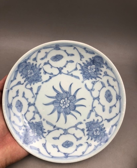 古玩陶瓷【望月樓】清中期青花纏枝花卉紋盤拍賣，當(dāng)前價格900元