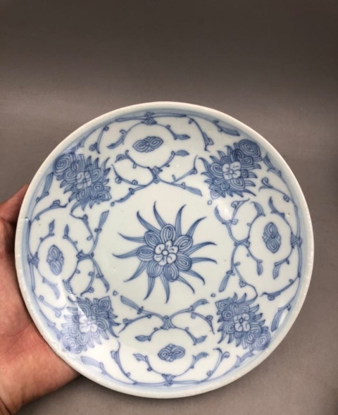 古玩陶瓷【望月樓】清中期青花纏枝花卉紋盤拍賣，當(dāng)前價格900元