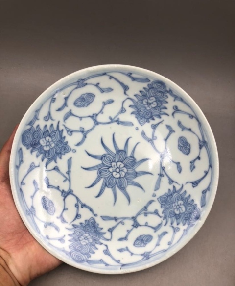 古玩陶瓷【望月樓】清中期青花纏枝花卉紋盤拍賣，當(dāng)前價格900元