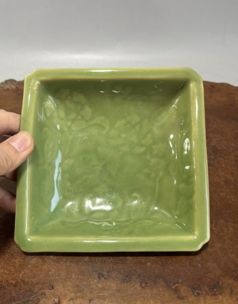 古玩陶瓷解放初期左右綠釉印花四方倭角盤拍賣，當前價格400元
