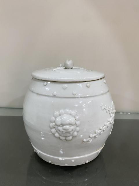 古玩陶瓷清末民國德化窯白釉雙鋪首梅紋蓋罐拍賣，當前價格600元
