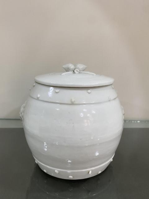 古玩陶瓷清末民國德化窯白釉雙鋪首梅紋蓋罐拍賣，當前價格600元