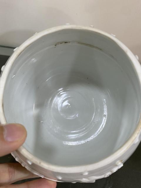 古玩陶瓷清末民國德化窯白釉雙鋪首梅紋蓋罐拍賣，當前價格600元