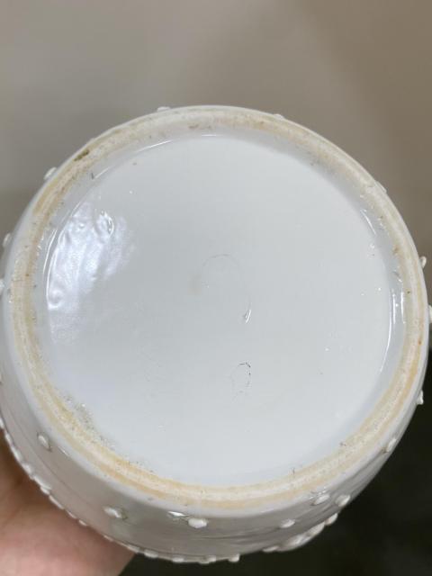 古玩陶瓷清末民國德化窯白釉雙鋪首梅紋蓋罐拍賣，當前價格600元