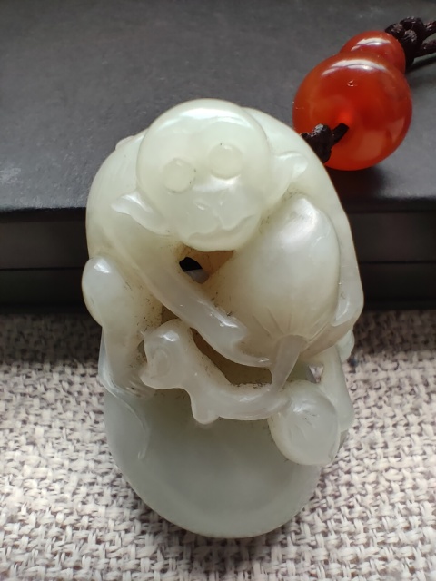 古玩玉器和田玉雕“靈猴獻壽”把件拍賣，當前價格5000元