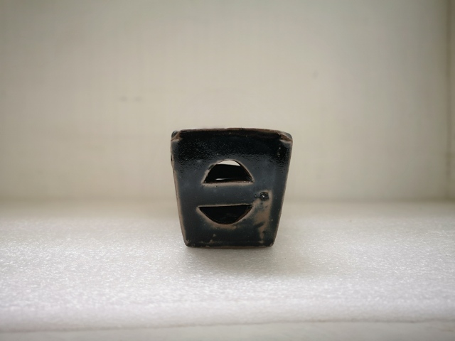 古玩陶瓷明末清初磁州窯系黑釉鏤空銀錠型瓷枕拍賣,當前價格750元