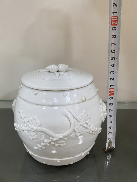 古玩陶瓷清末民國德化窯白釉雙鋪首梅紋蓋罐拍賣，當前價格600元