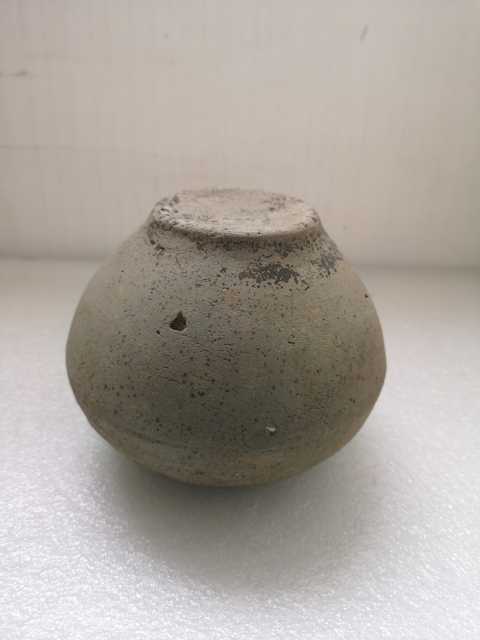 古玩陶瓷宋元灰陶印花罐拍賣,當前價格680元