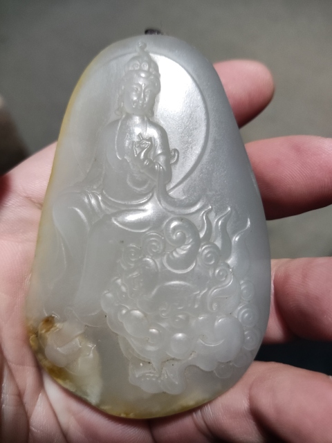 古玩玉器和田籽料名家梁文哲手工雕刻觀音拍賣，當(dāng)前價(jià)格19866元