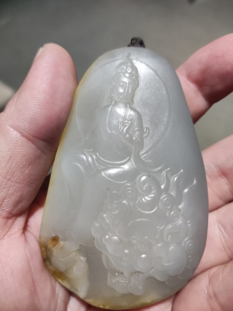 古玩玉器和田籽料名家梁文哲手工雕刻觀音拍賣，當(dāng)前價(jià)格19866元