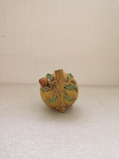 古玩陶瓷素三彩桃型水滴拍賣，當前價格450元