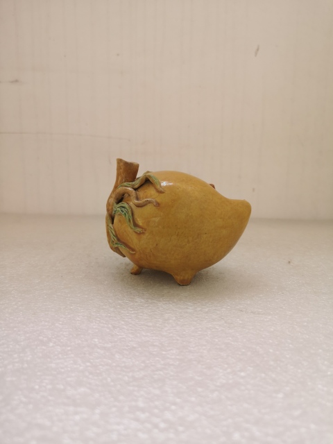 古玩陶瓷素三彩桃型水滴拍賣，當前價格450元