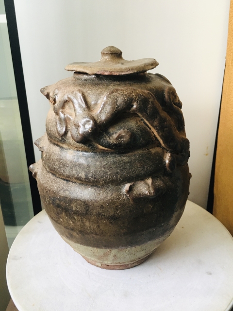 古玩陶瓷南宋螭龍紋堆塑褐釉蓋罐拍賣，當(dāng)前價(jià)格850元