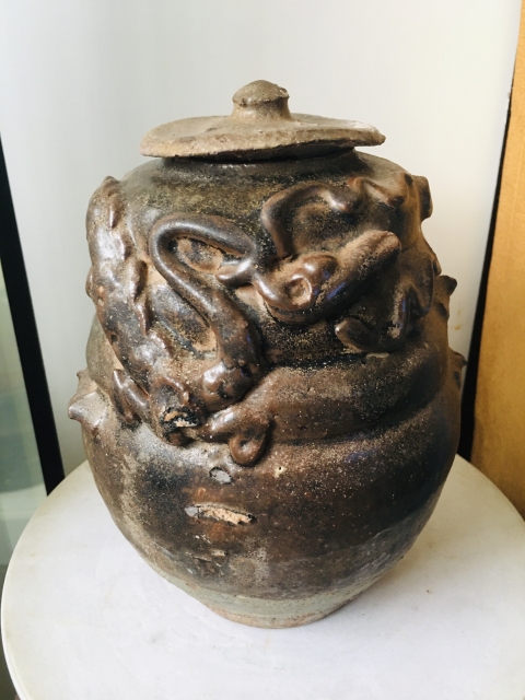 古玩陶瓷南宋螭龍紋堆塑褐釉蓋罐拍賣，當(dāng)前價(jià)格850元