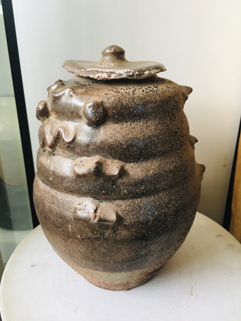 古玩陶瓷南宋螭龍紋堆塑褐釉蓋罐拍賣，當(dāng)前價(jià)格850元