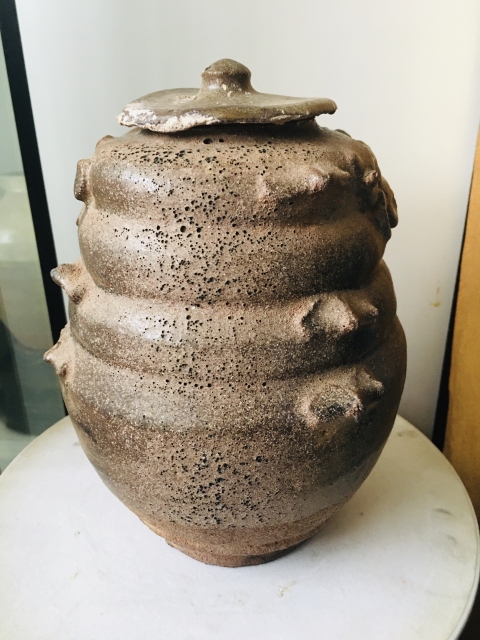 古玩陶瓷南宋螭龍紋堆塑褐釉蓋罐拍賣，當(dāng)前價(jià)格850元