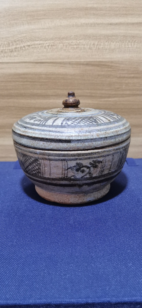 古玩陶瓷青花花卉紋蓋罐拍賣,當前價格5600元