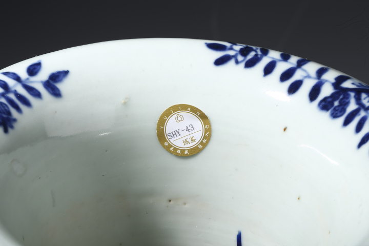 古玩陶瓷清中·青花纏枝花果紋獅耳瓶拍賣,當前價格28000元