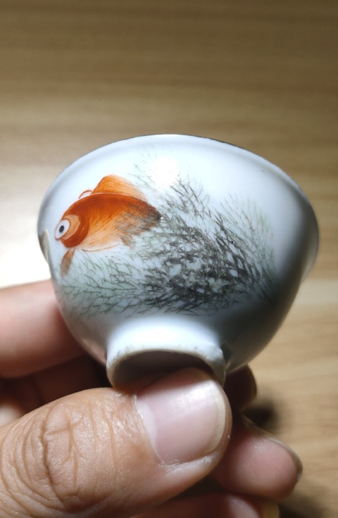 古玩陶瓷民國時期墨彩礬紅魚藻紋茶圓拍賣，當前價格650元
