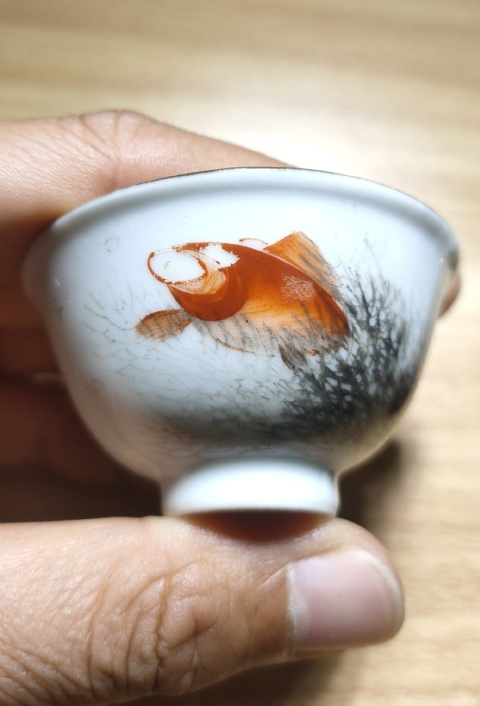 古玩陶瓷民國時期墨彩礬紅魚藻紋茶圓拍賣，當前價格650元