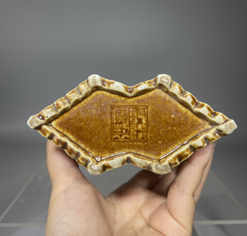 古玩陶瓷民國醬釉方圣印花筆筒拍賣，當前價格350元