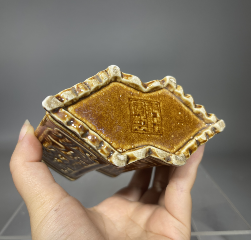 古玩陶瓷民國醬釉方圣印花筆筒拍賣，當前價格350元