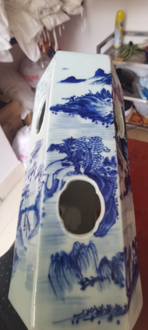 古玩陶瓷晚清青花山水人物紋鏤空六方帽筒拍賣，當前價格6800元