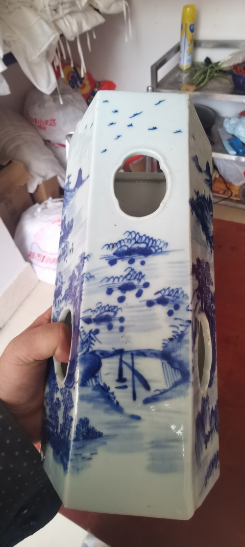 古玩陶瓷晚清青花山水人物紋鏤空六方帽筒拍賣，當前價格6800元